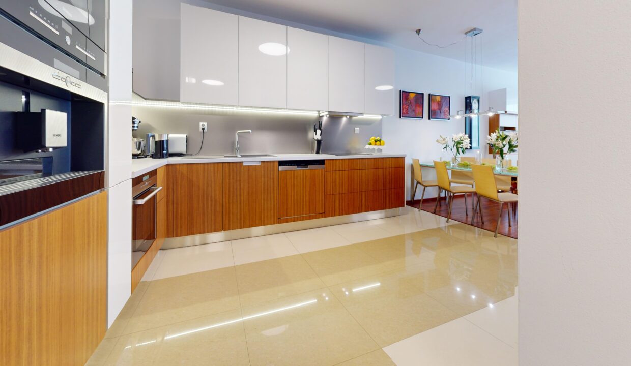Na-predaj-3-izbovy-velkometrazny-byt-Bratislava-Nove-Mesto-Kitchen 1